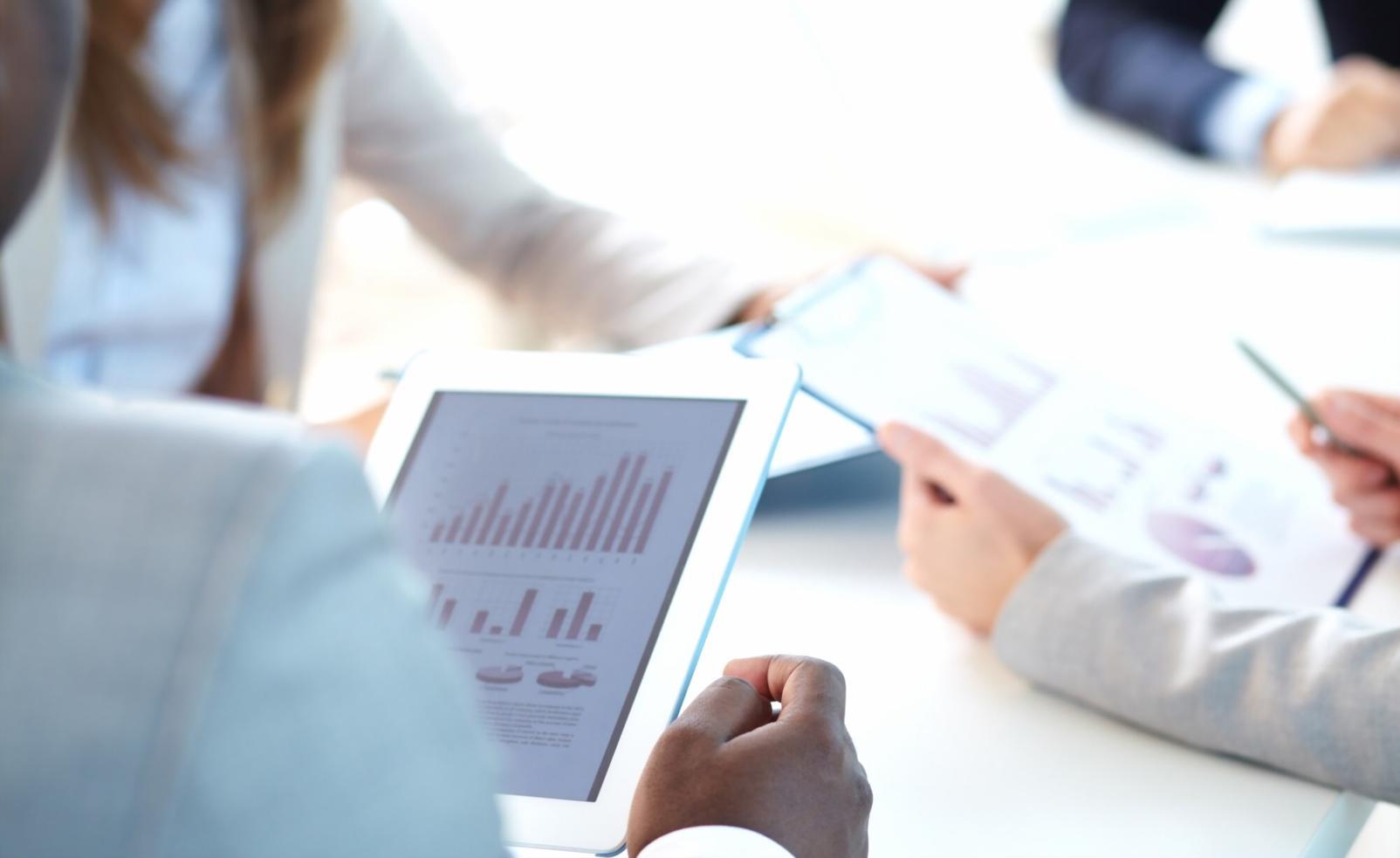 Vista moderna de oficina con tecnología financiera y análisis de datos