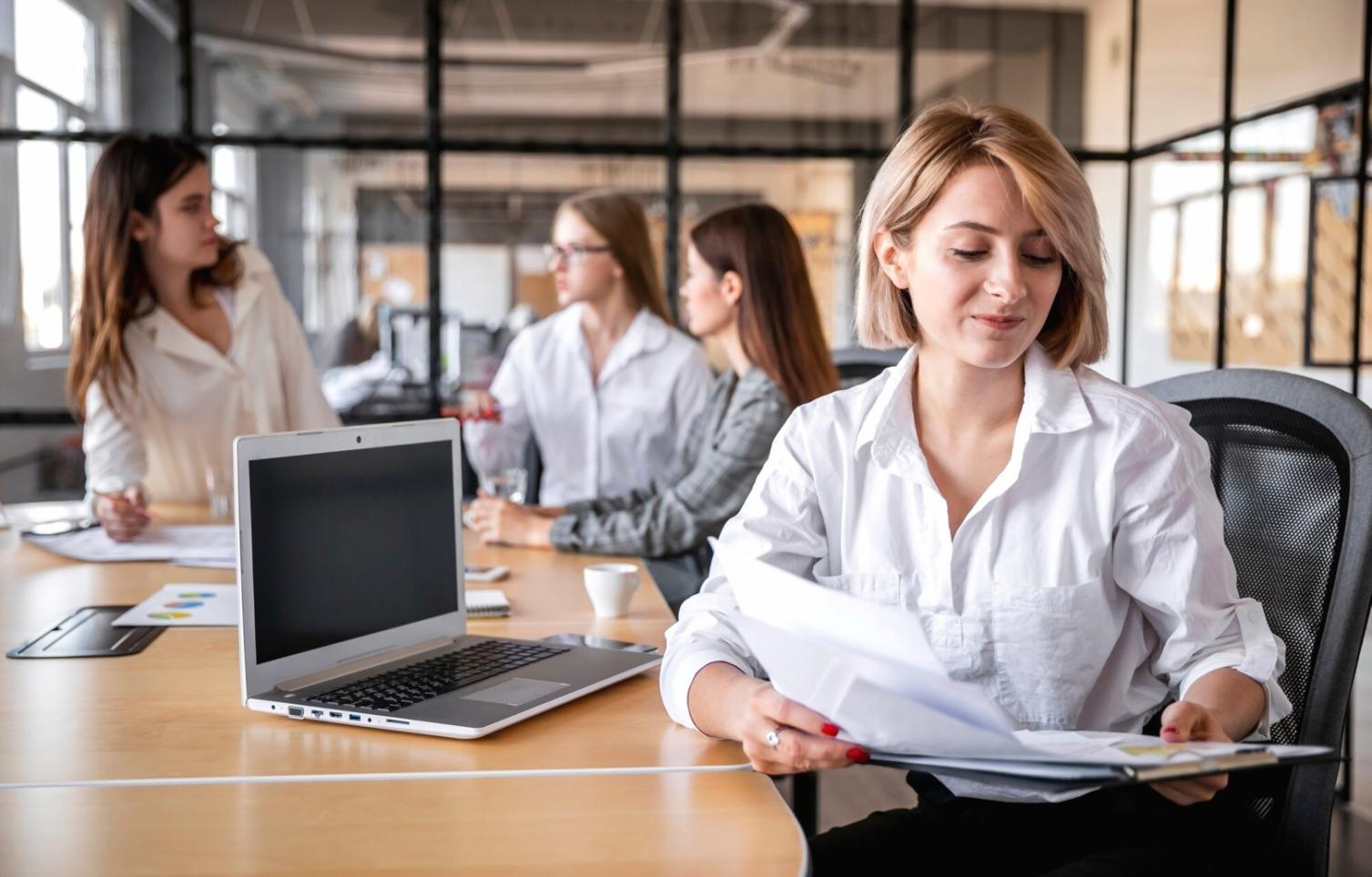 Profesional trabajando con análisis financiero en oficina moderna