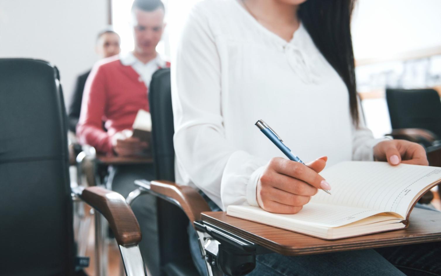 Consultor financiero explicando conceptos con gráficos y documentos